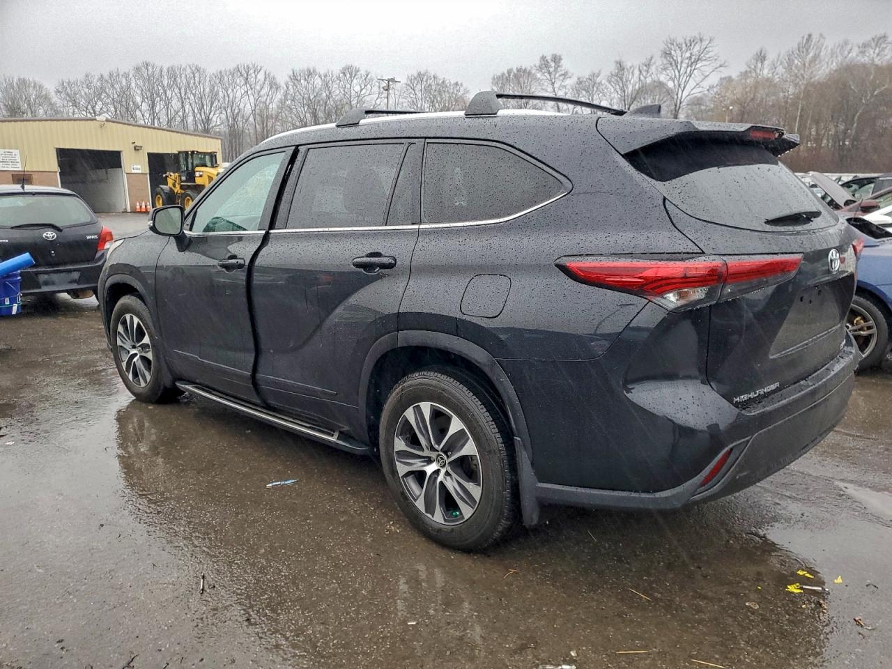 2021 TOYOTA HIGHLANDER XLE photo 2