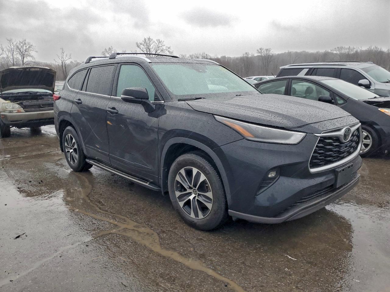 2021 TOYOTA HIGHLANDER XLE photo 4