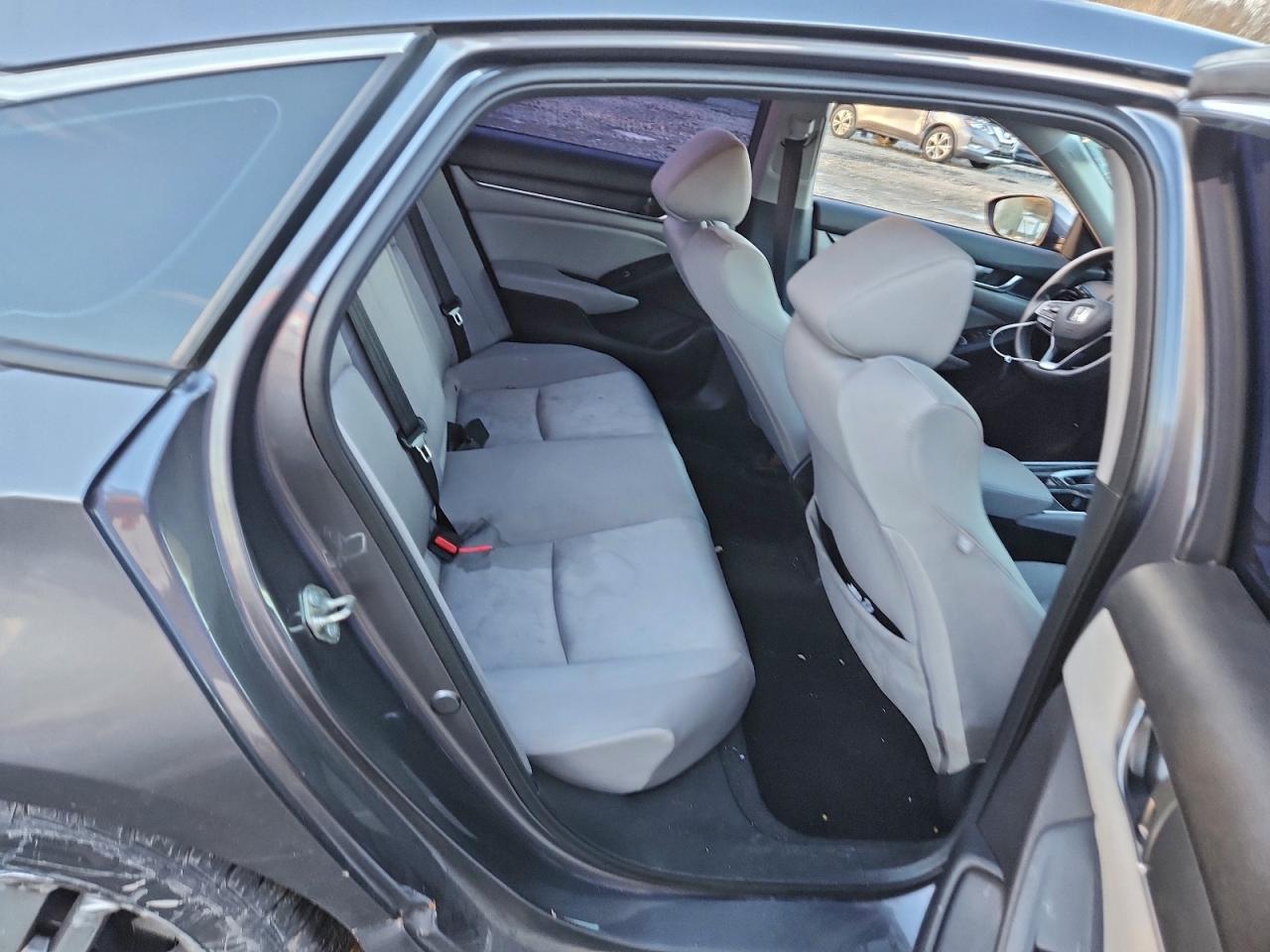 2018 HONDA ACCORD LX photo 19