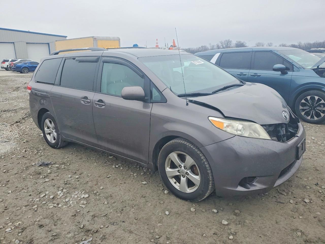 2014 TOYOTA SIENNA LE photo 4