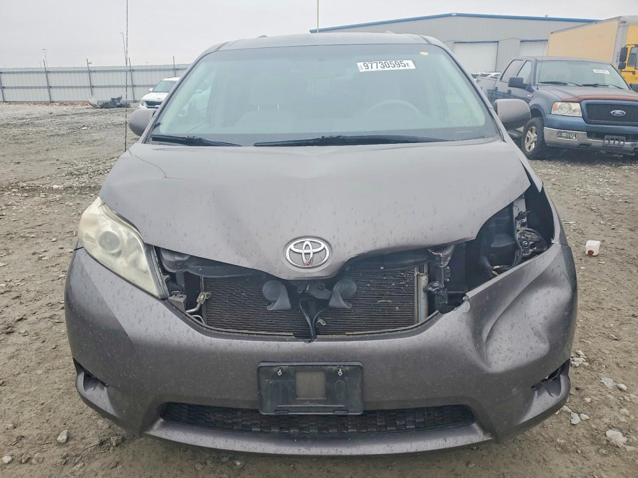 2014 TOYOTA SIENNA LE photo 5