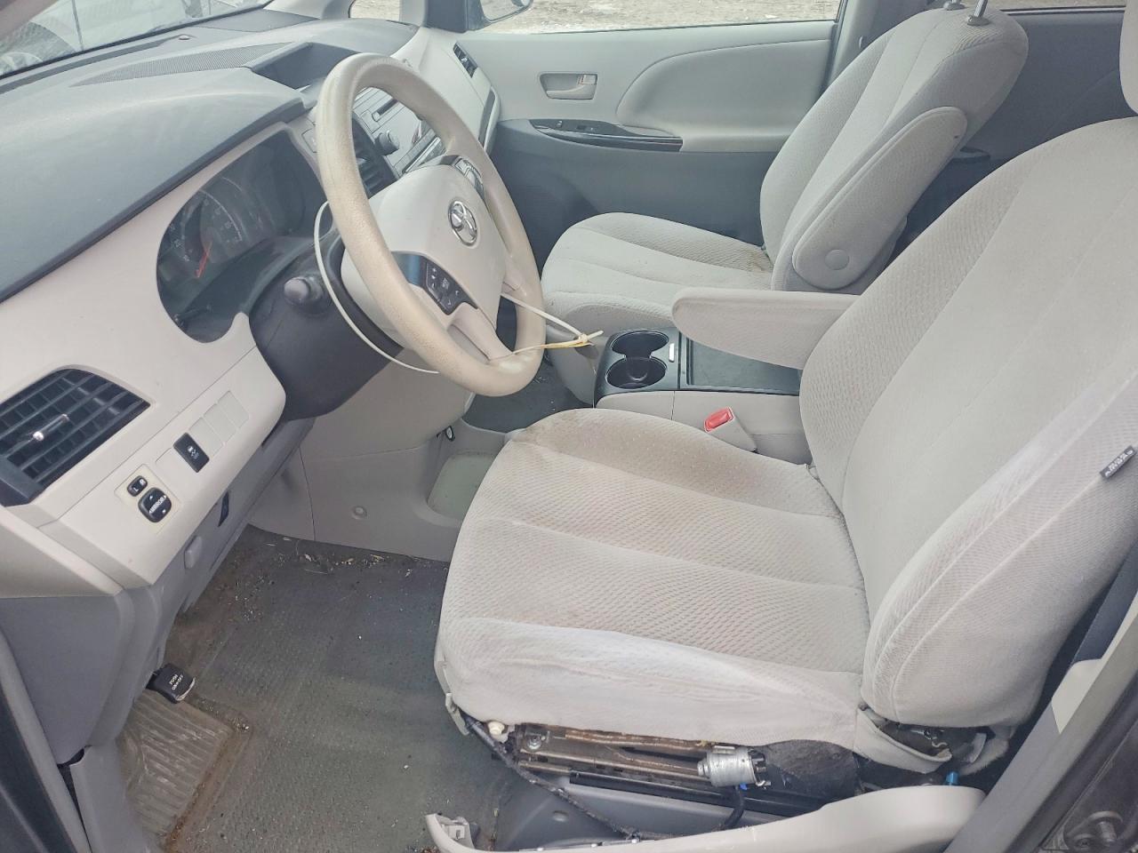 2014 TOYOTA SIENNA LE photo 7