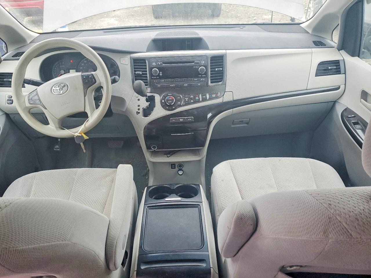 2014 TOYOTA SIENNA LE photo 8
