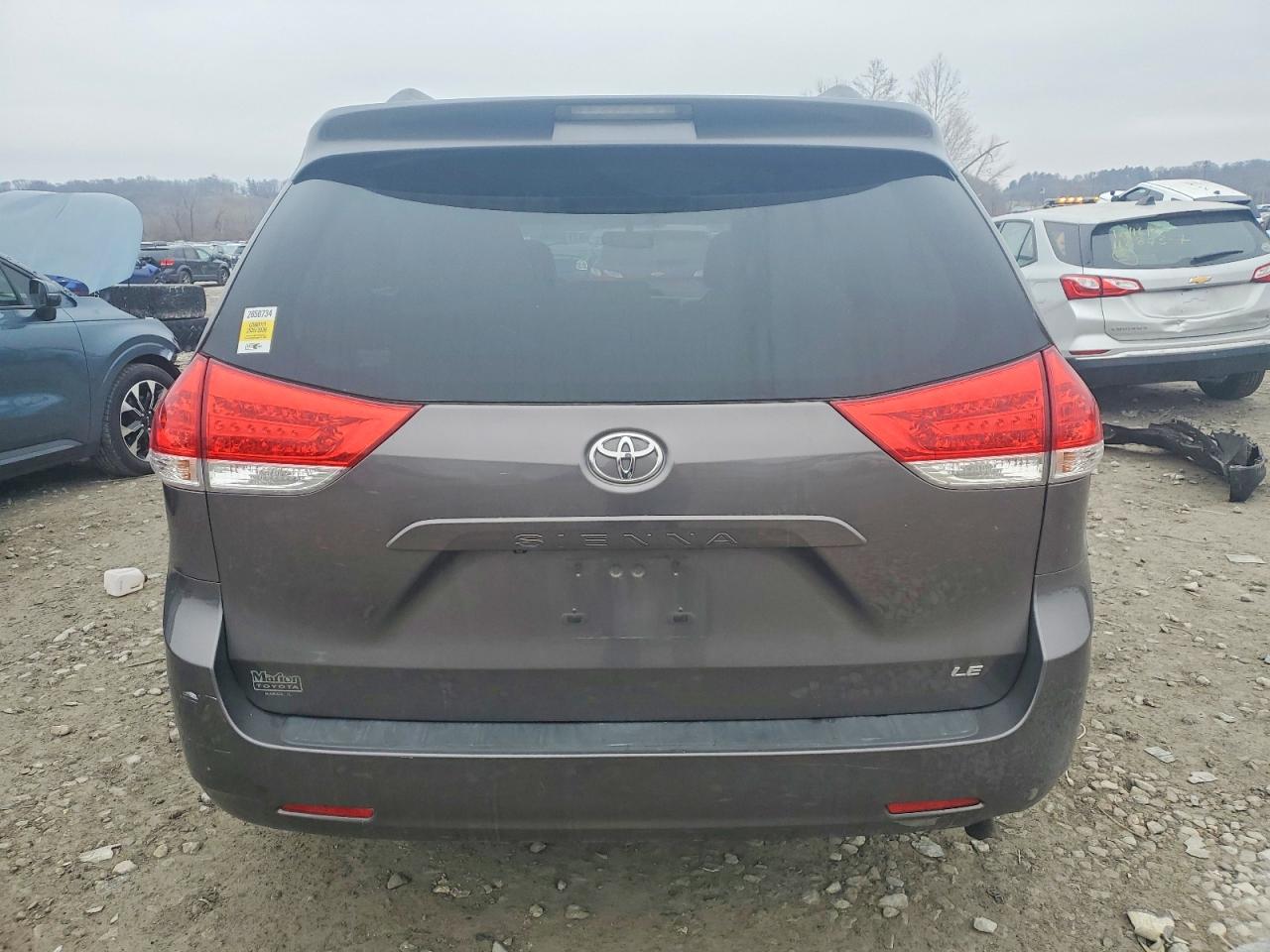 2014 TOYOTA SIENNA LE photo 6