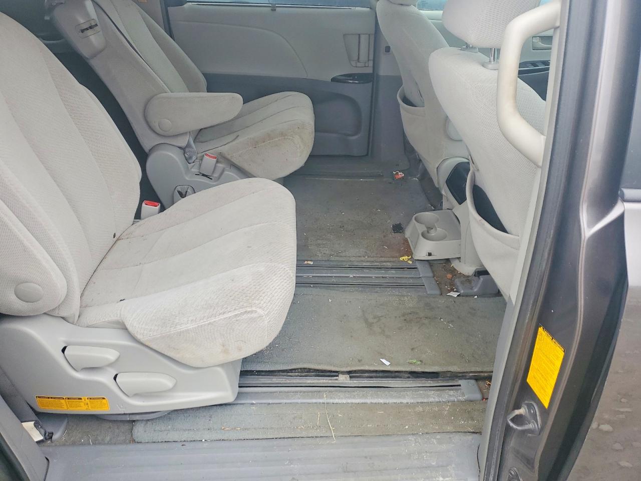 2014 TOYOTA SIENNA LE photo 11