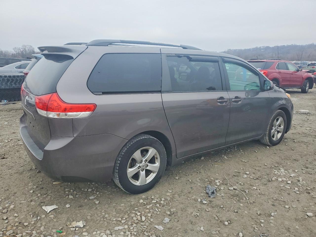 2014 TOYOTA SIENNA LE photo 3