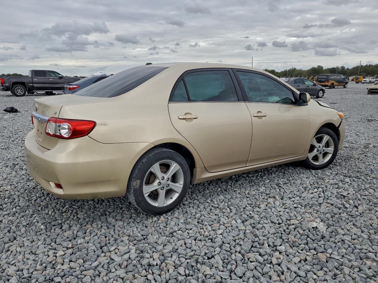 2013 TOYOTA COROLLA BASE photo 3