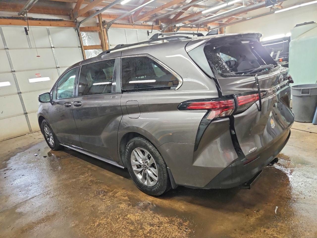 2022 TOYOTA SIENNA LE photo 2