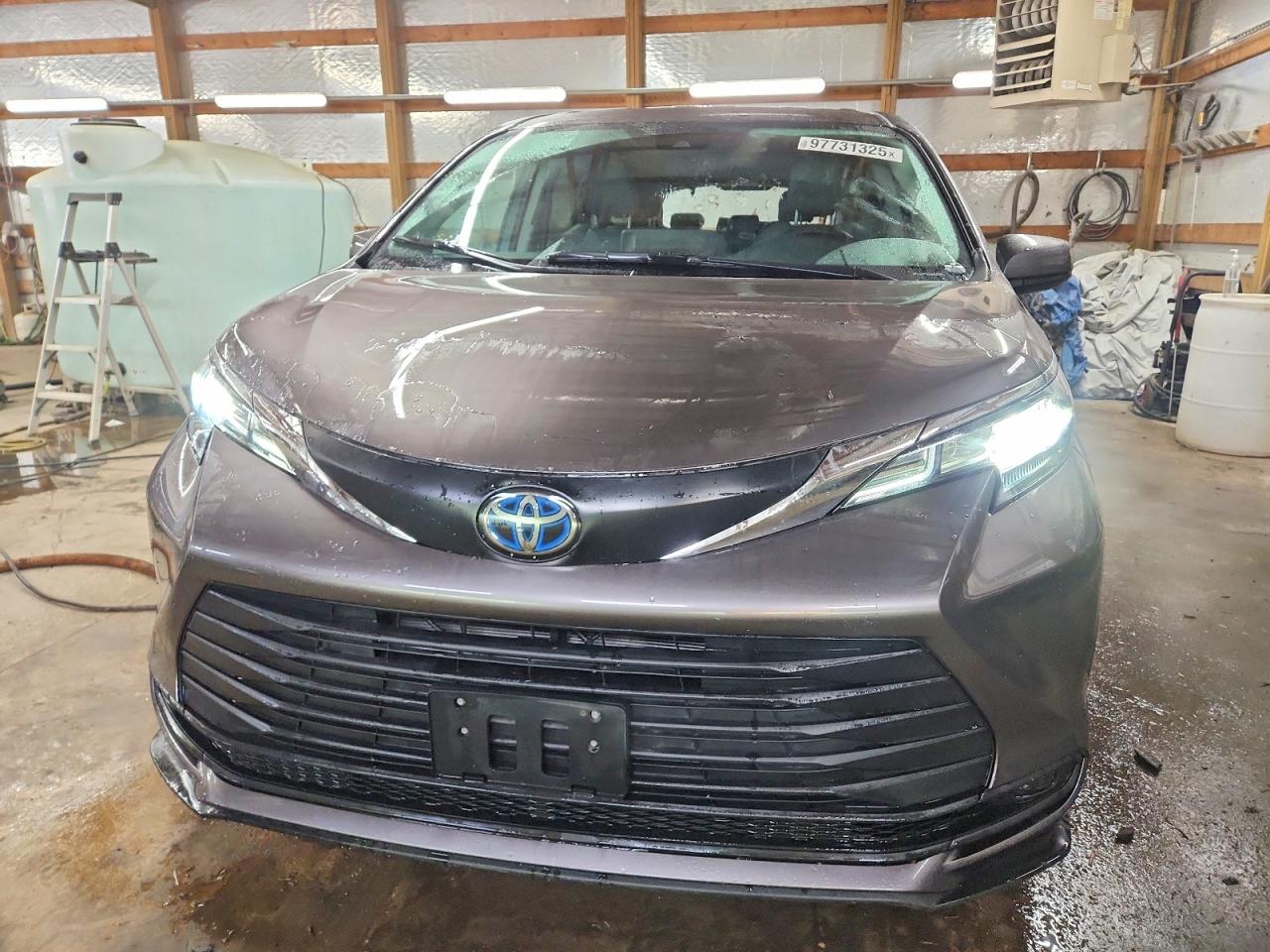 2022 TOYOTA SIENNA LE photo 5