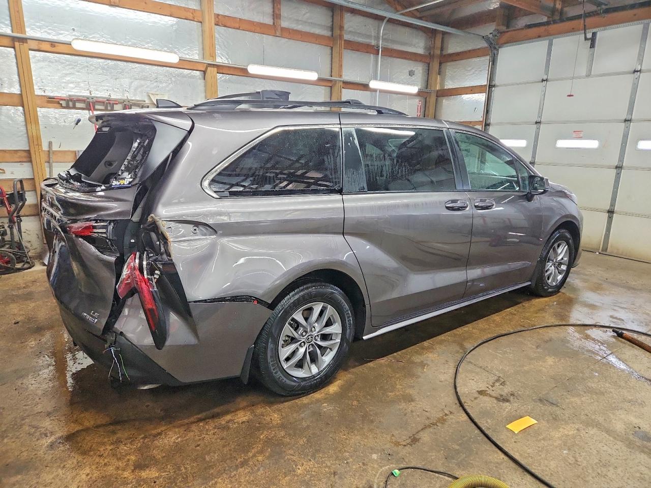 2022 TOYOTA SIENNA LE photo 3