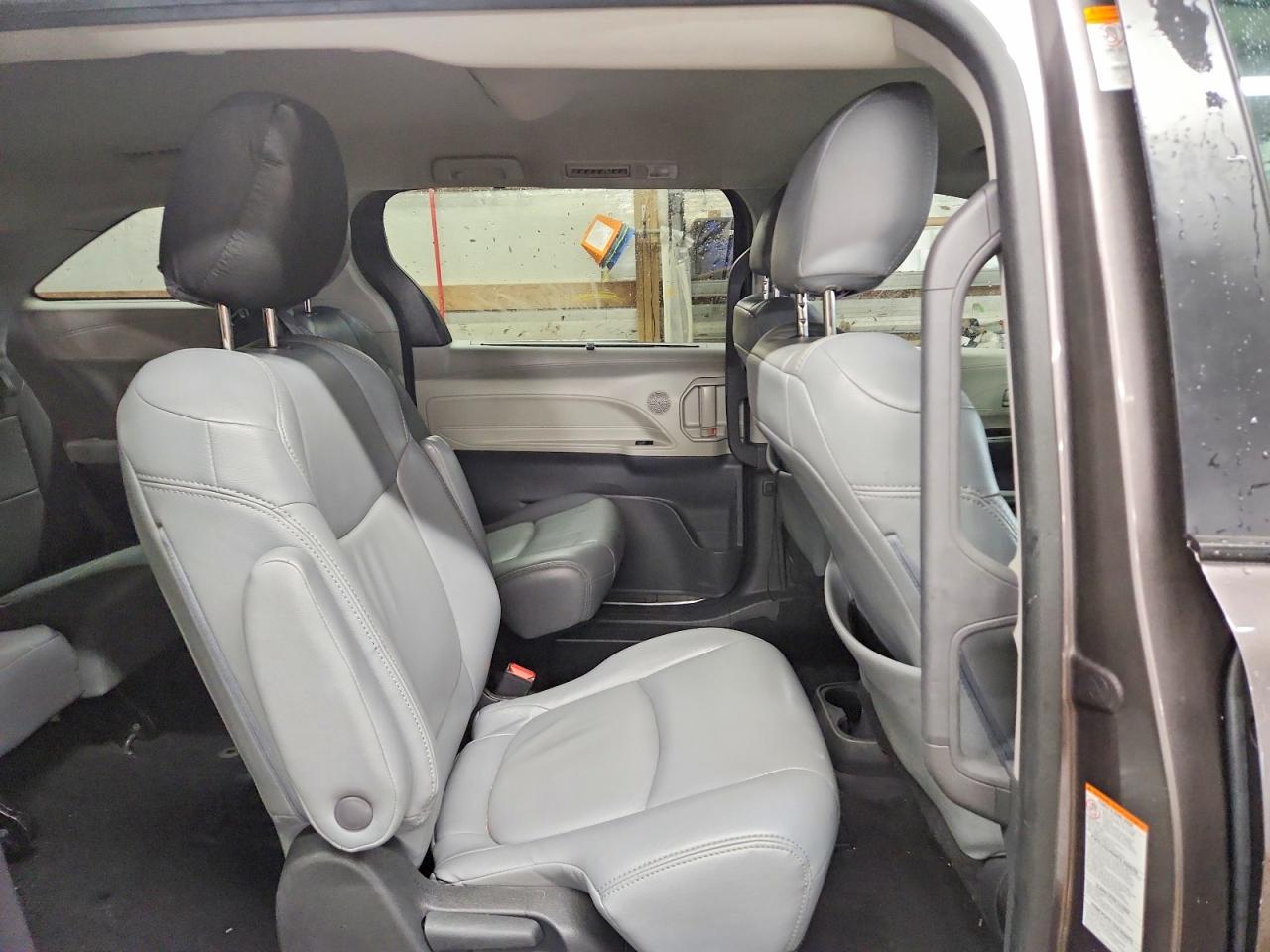 2022 TOYOTA SIENNA LE photo 11