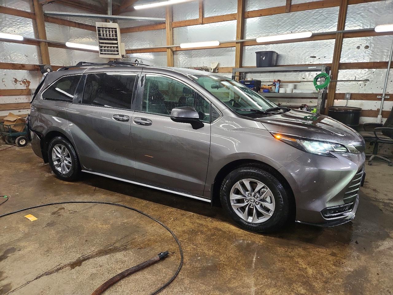 2022 TOYOTA SIENNA LE photo 4