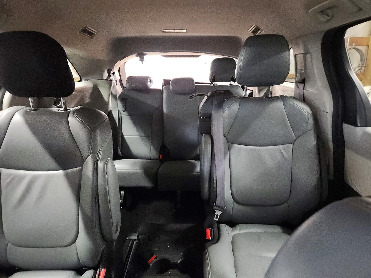 2022 TOYOTA SIENNA LE photo 10
