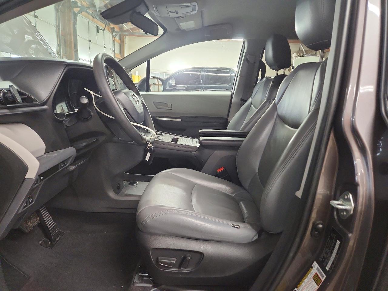 2022 TOYOTA SIENNA LE photo 7