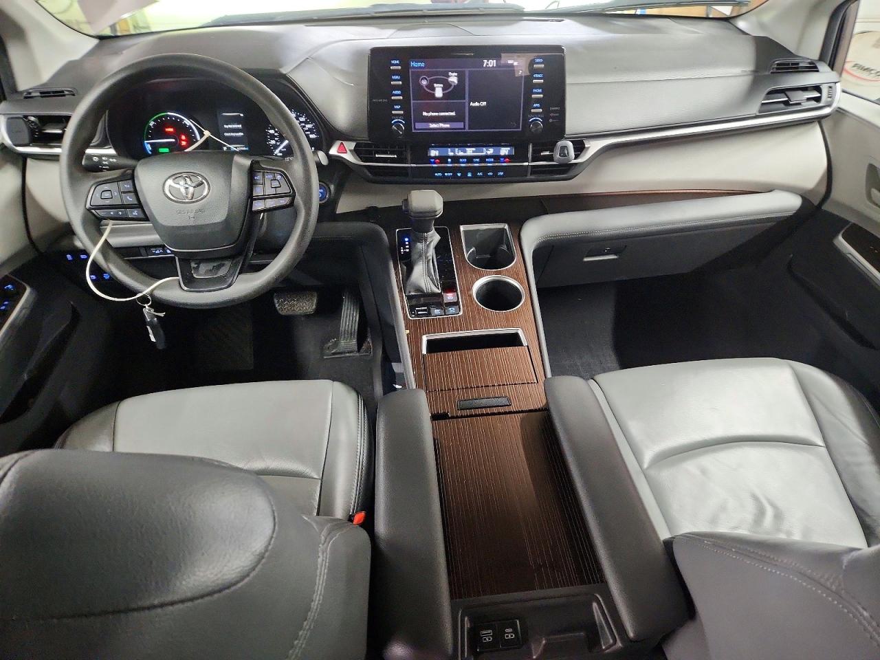 2022 TOYOTA SIENNA LE photo 8