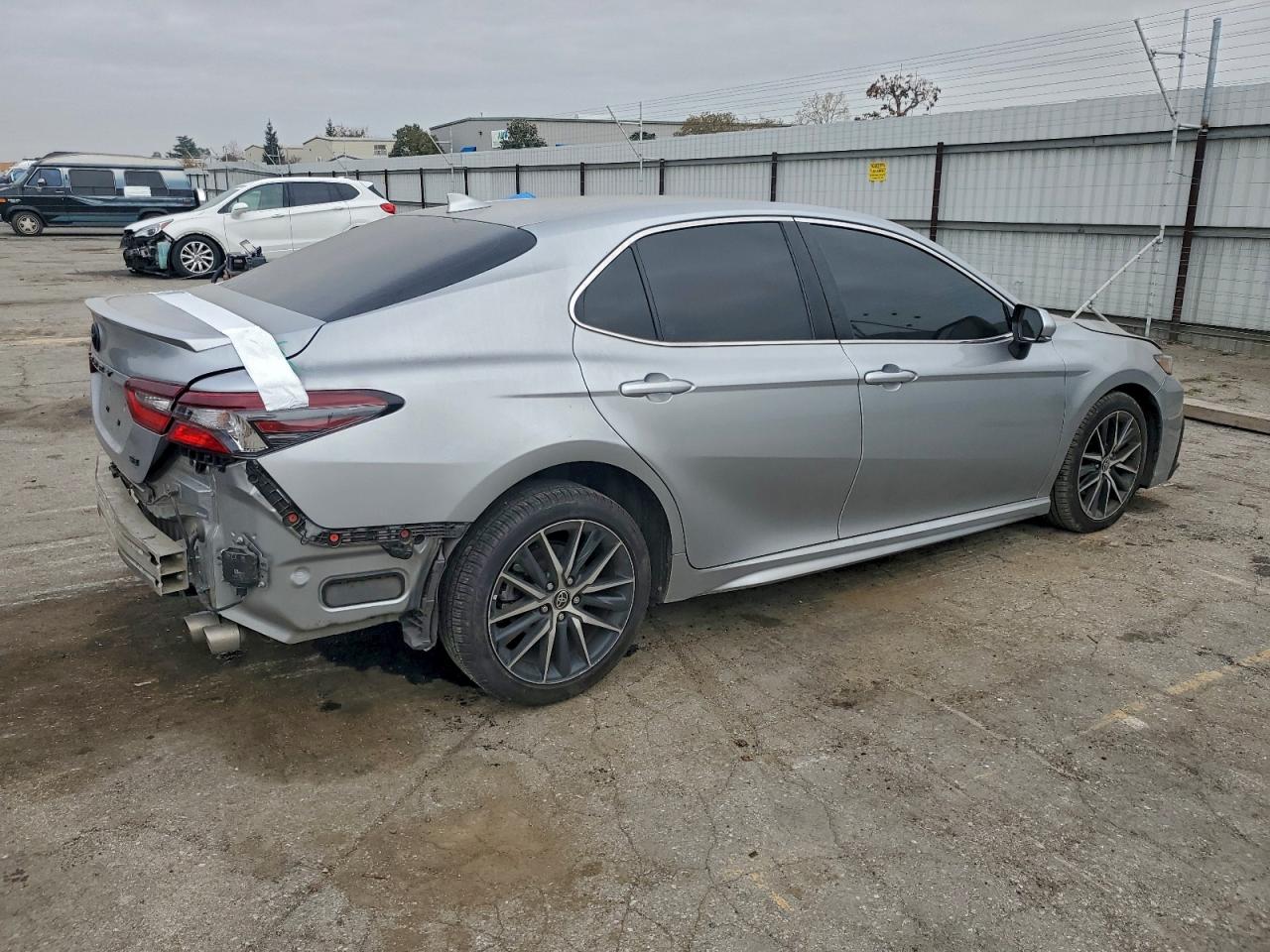2022 TOYOTA CAMRY SE photo 3