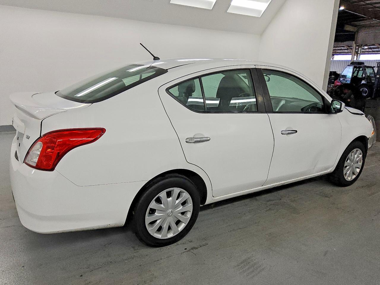 2019 NISSAN VERSA S photo 3