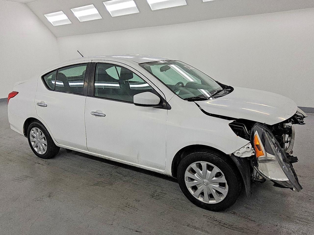 2019 NISSAN VERSA S photo 4