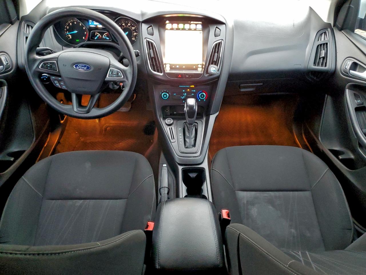 2015 FORD FOCUS SE photo 8