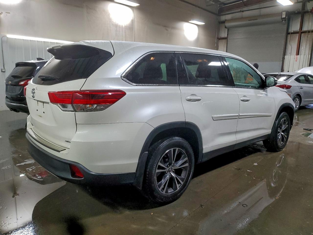 2019 TOYOTA HIGHLANDER LE photo 3