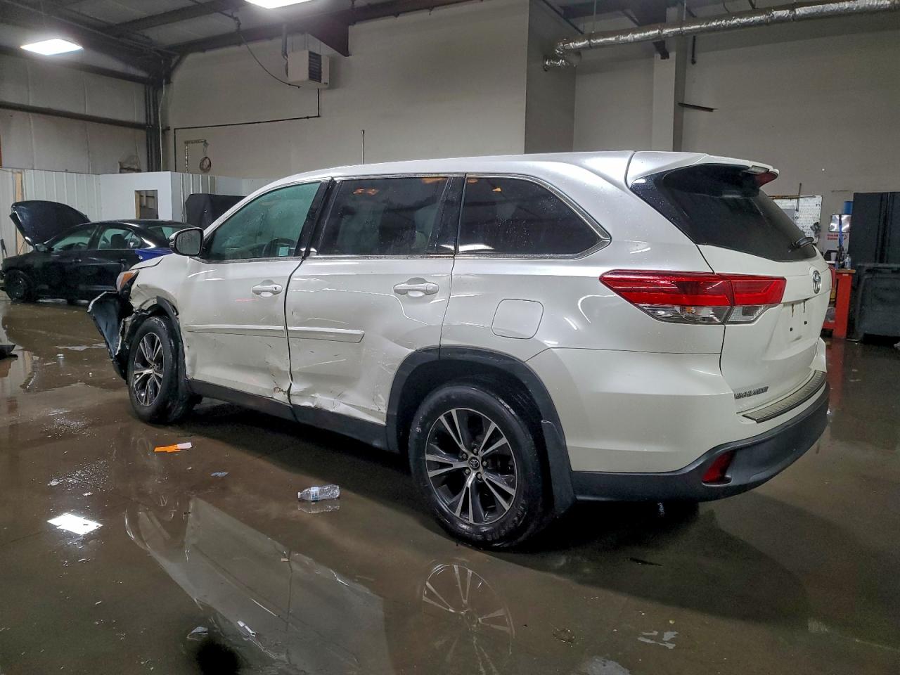 2019 TOYOTA HIGHLANDER LE photo 2