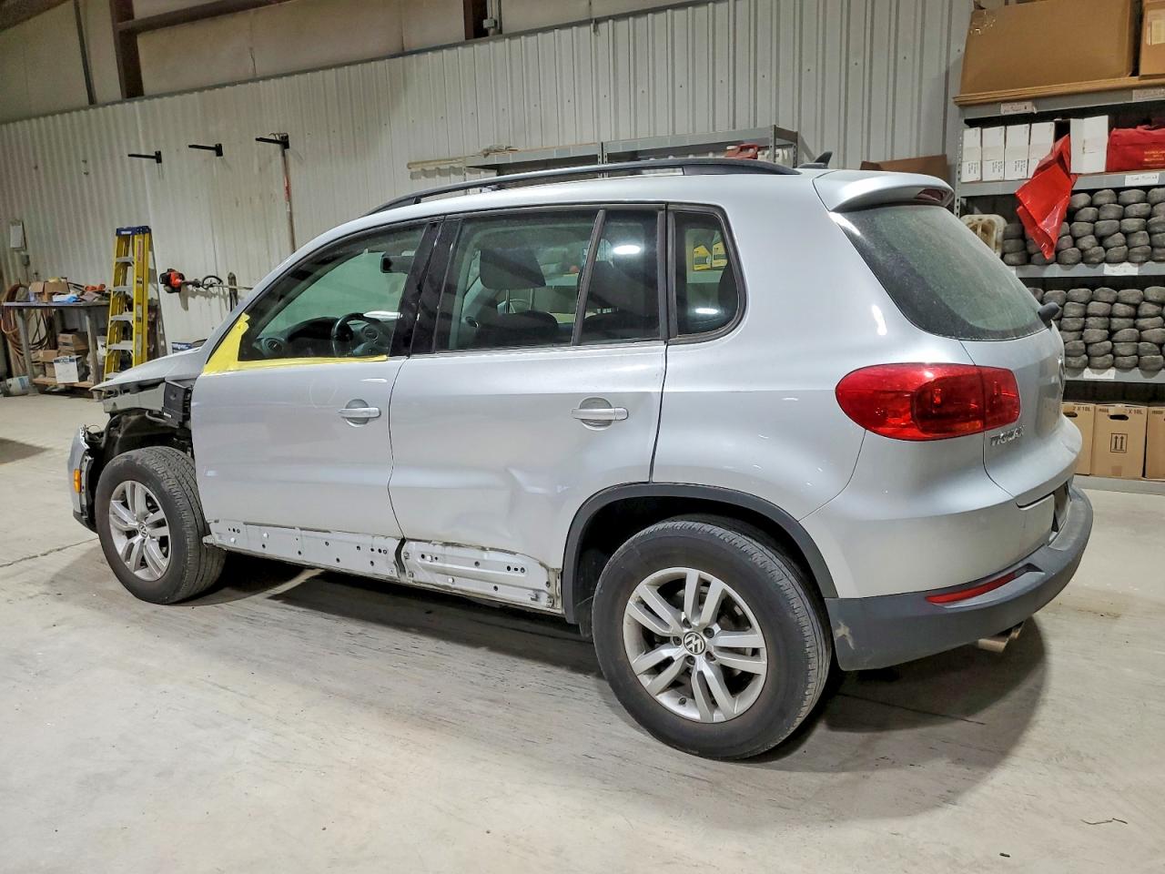 2017 VOLKSWAGEN TIGUAN S photo 2