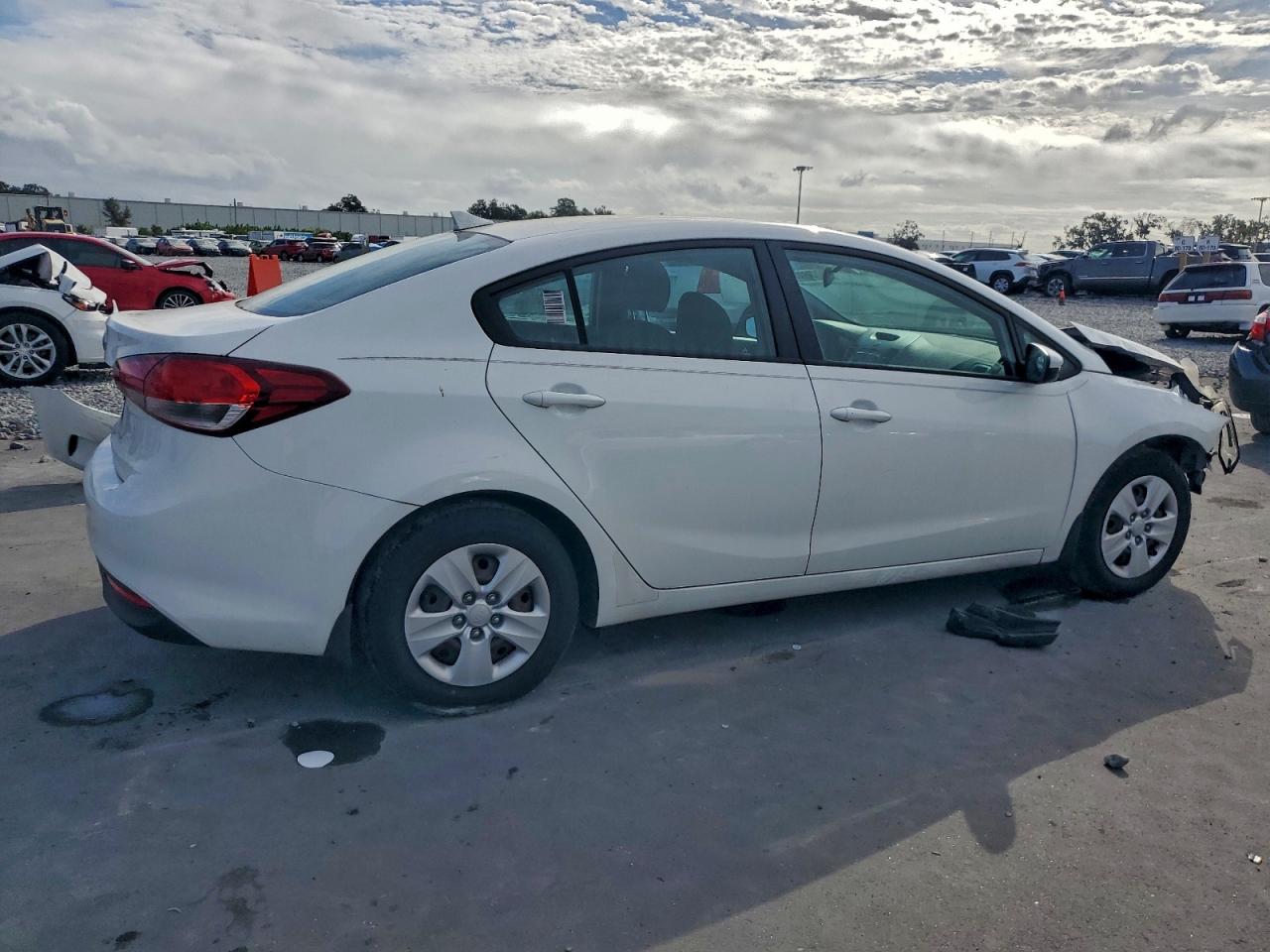 2017 KIA FORTE LX photo 3