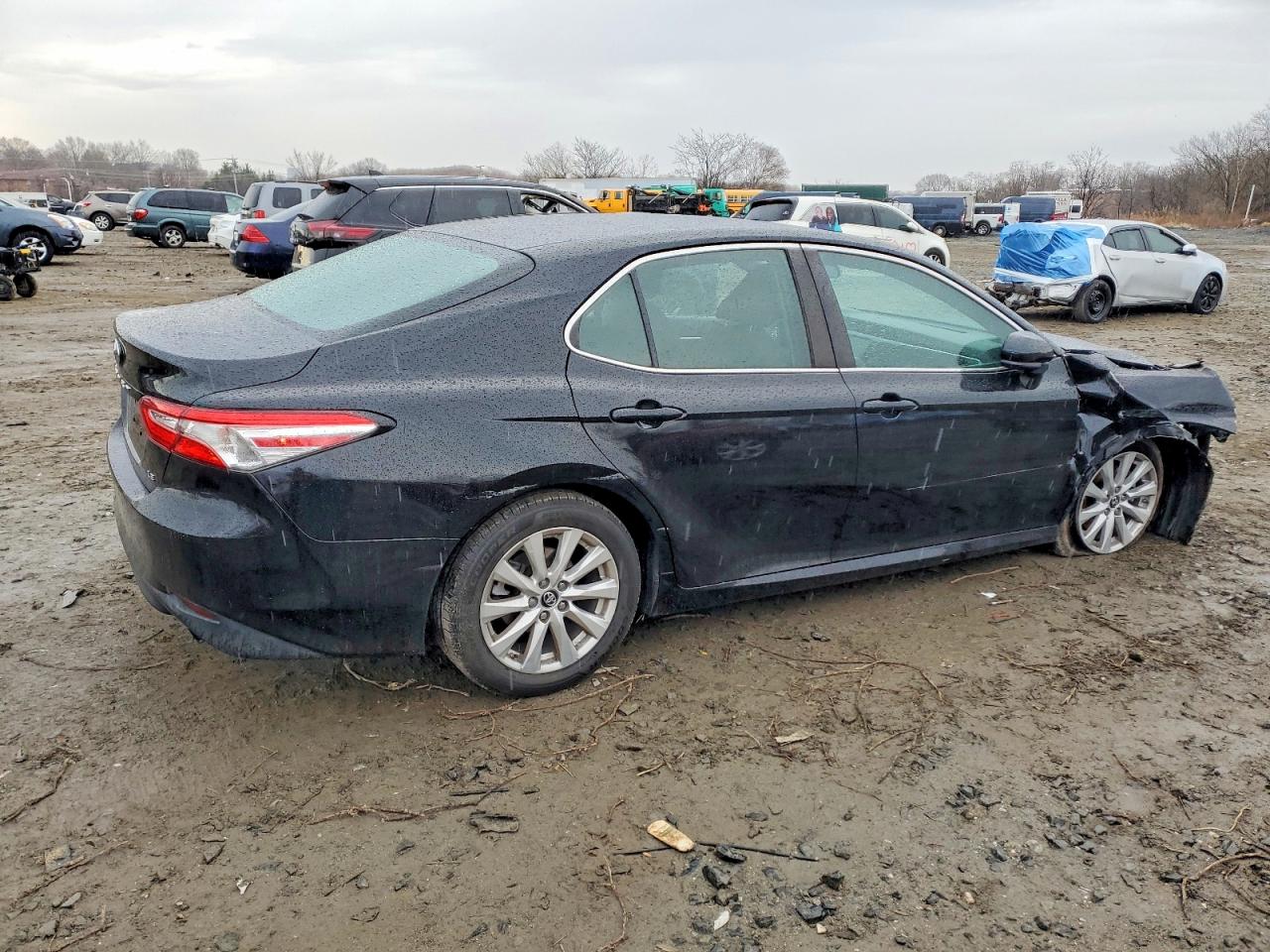 2018 TOYOTA CAMRY L photo 3