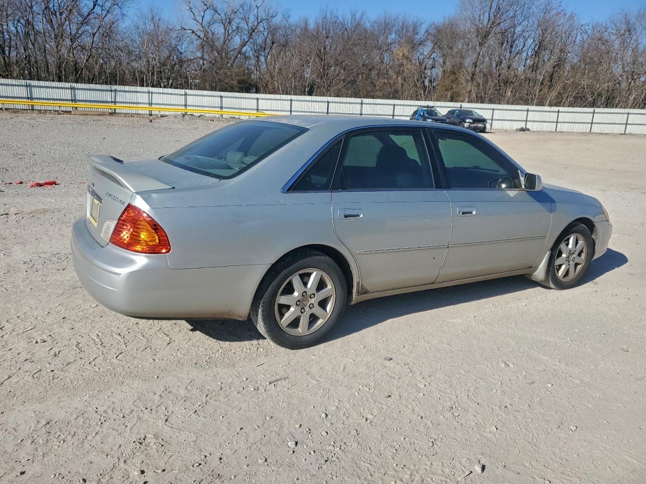 2002 TOYOTA AVALON XL photo 3