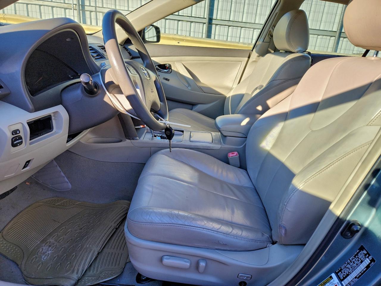 2011 TOYOTA CAMRY LE photo 13