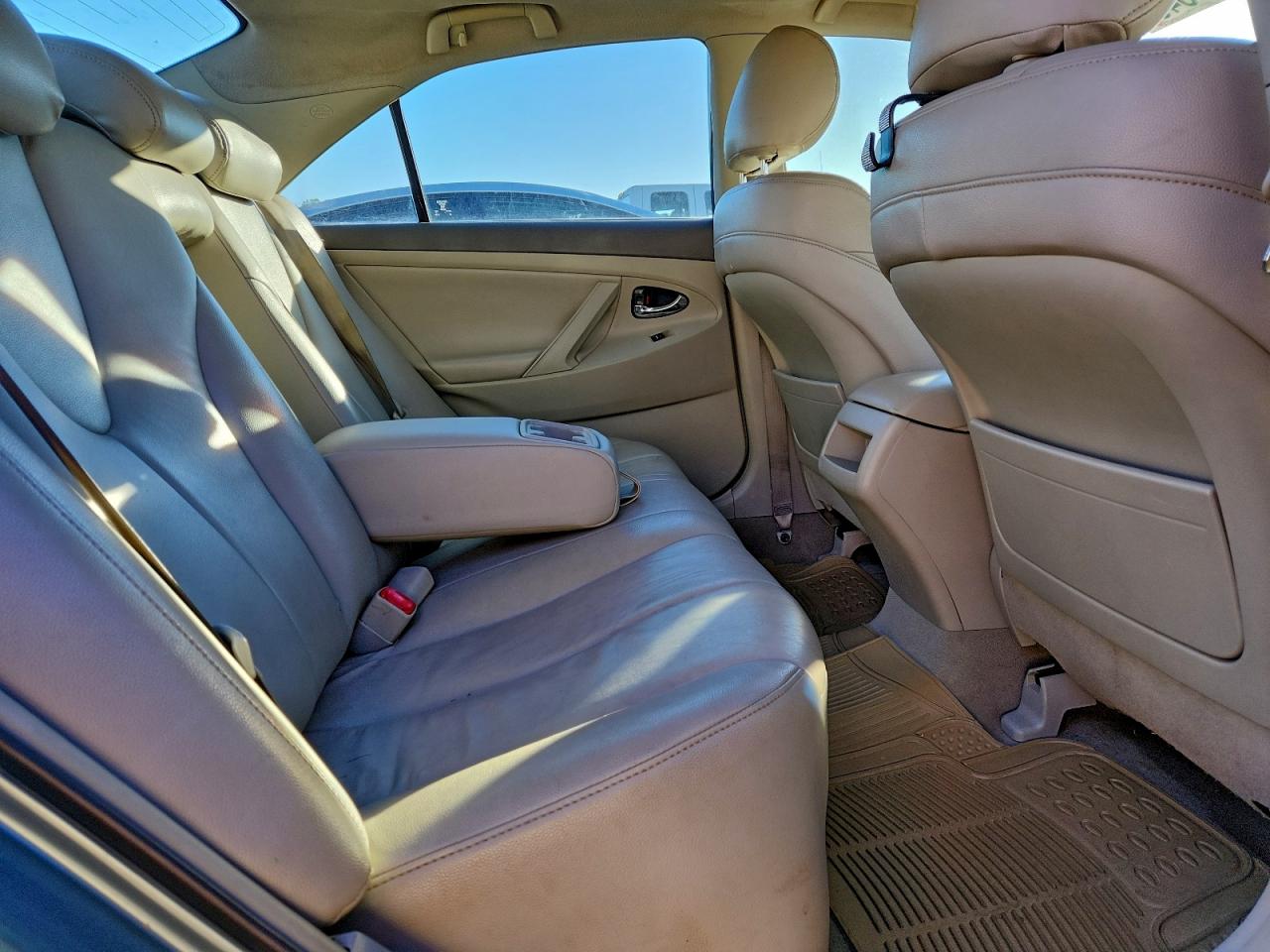 2011 TOYOTA CAMRY LE photo 19