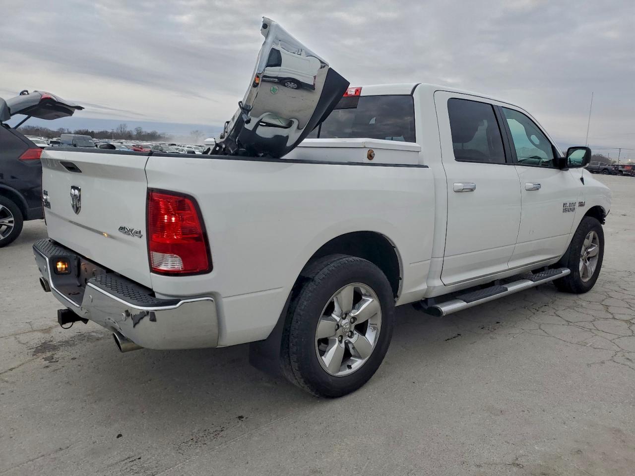 2017 RAM 1500 SLT photo 3