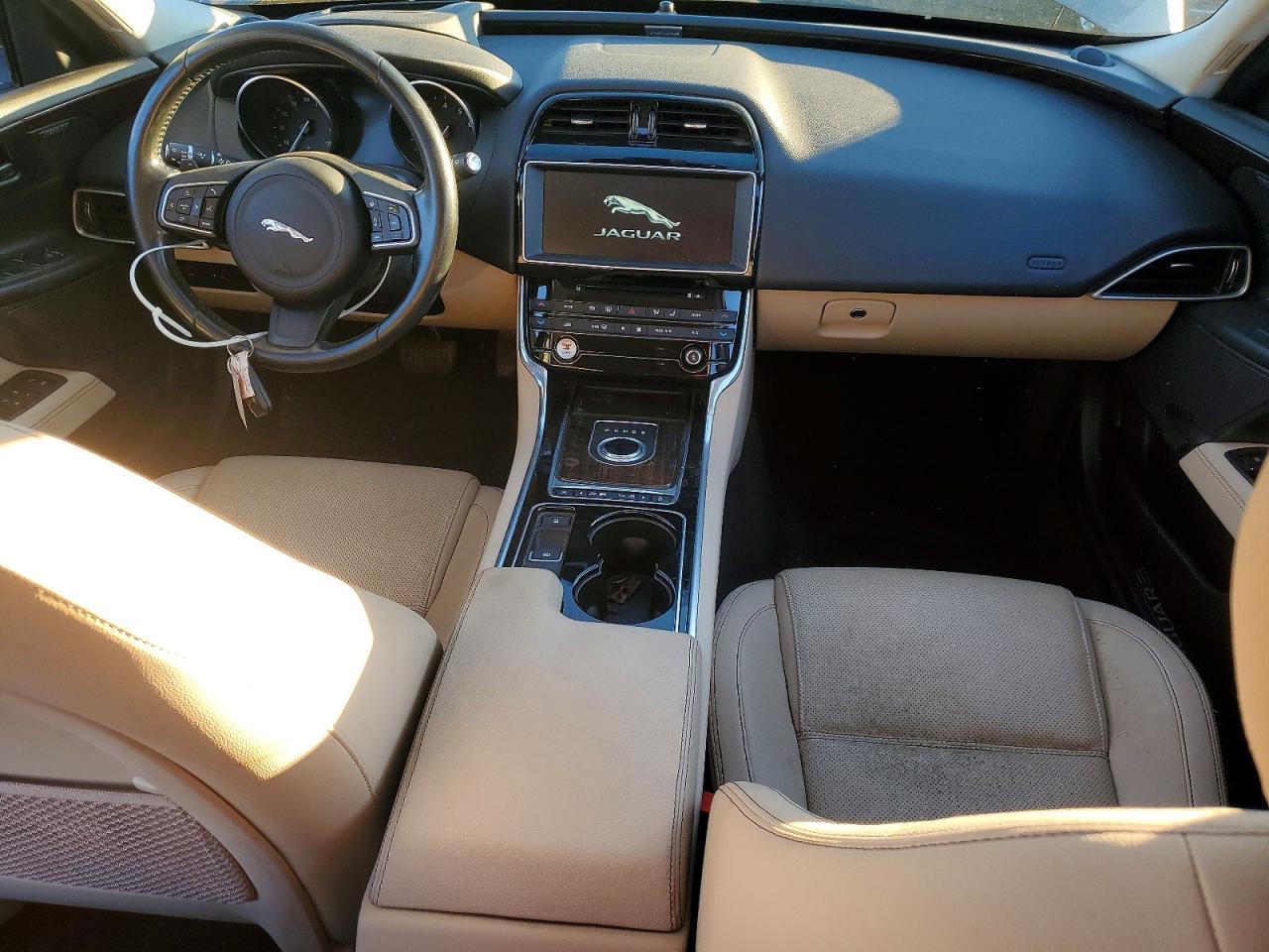 2017 JAGUAR XE PRESTIGE photo 8