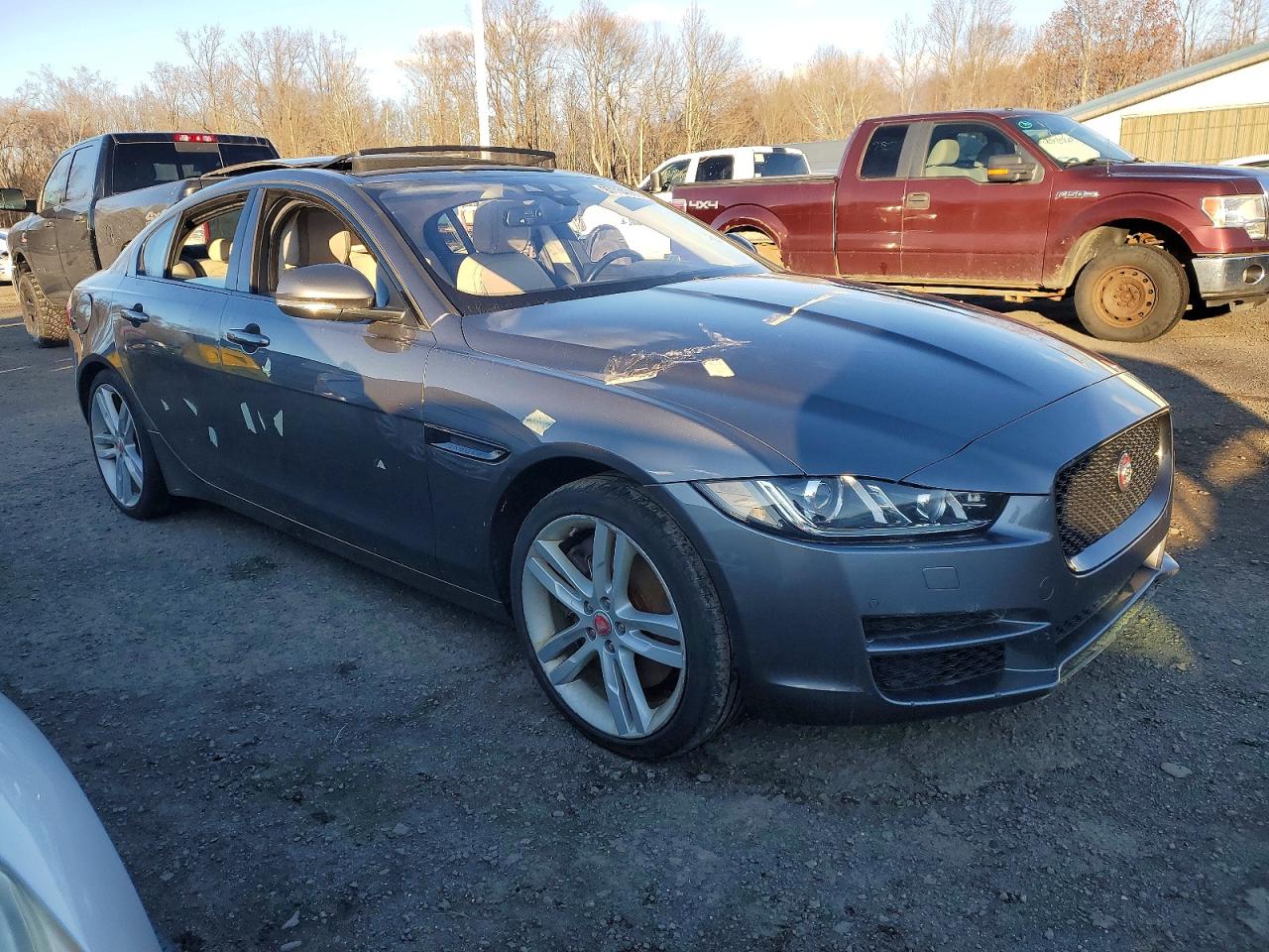 2017 JAGUAR XE PRESTIGE photo 4