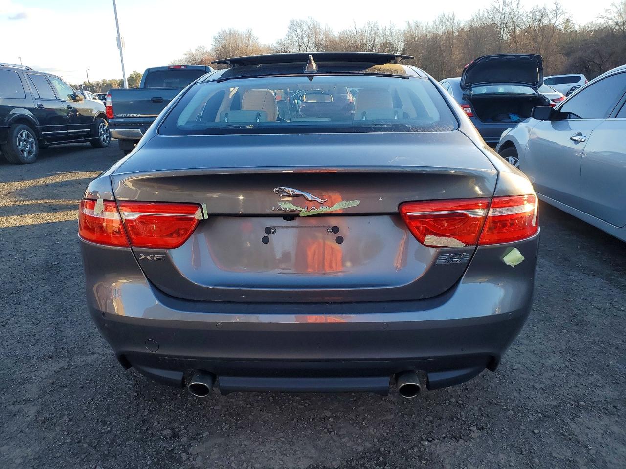 2017 JAGUAR XE PRESTIGE photo 6