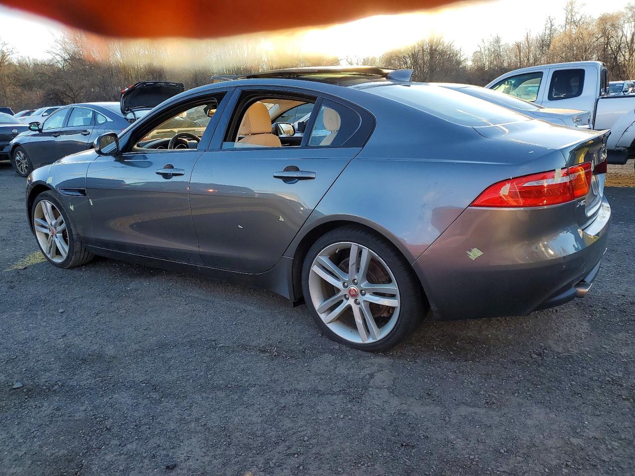 2017 JAGUAR XE PRESTIGE photo 2