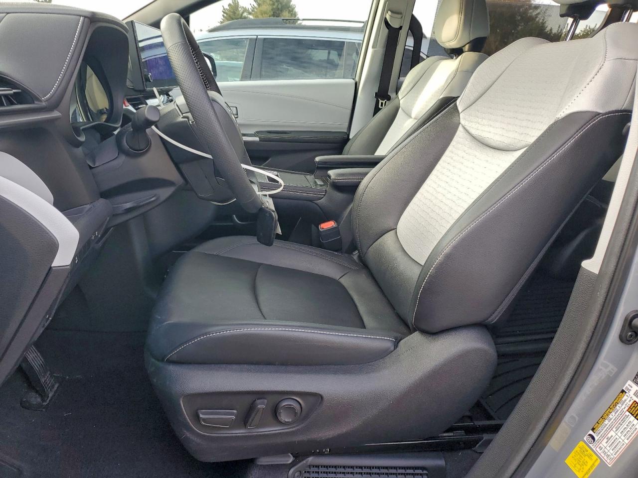 2025 TOYOTA SIENNA XSE photo 13