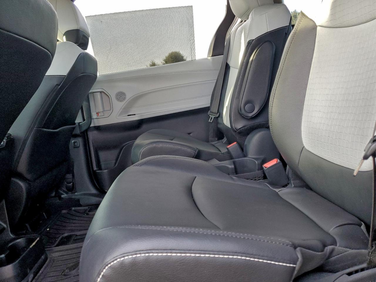 2025 TOYOTA SIENNA XSE photo 21
