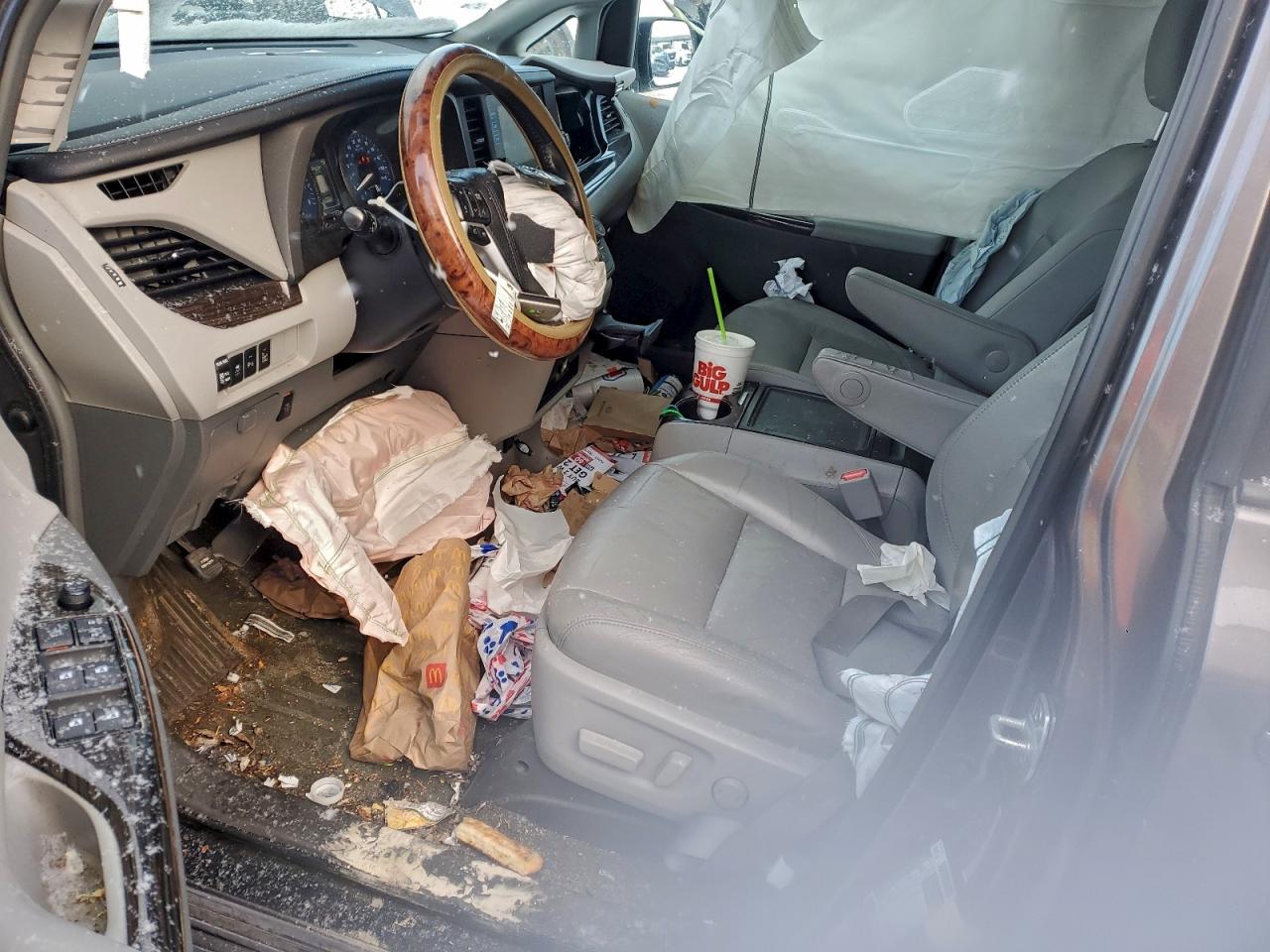 2015 TOYOTA SIENNA XLE photo 7