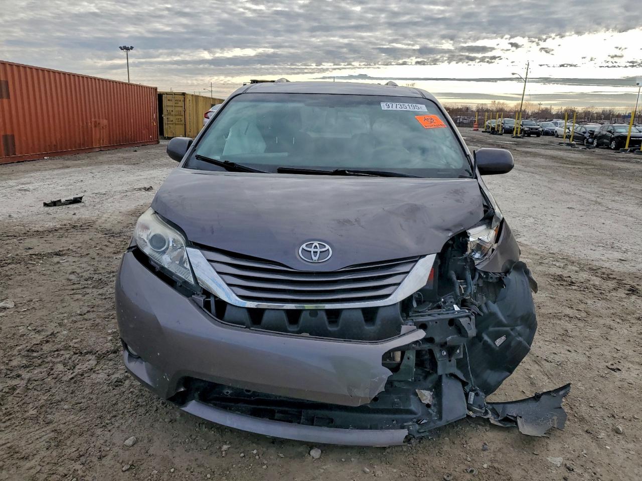2015 TOYOTA SIENNA XLE photo 5