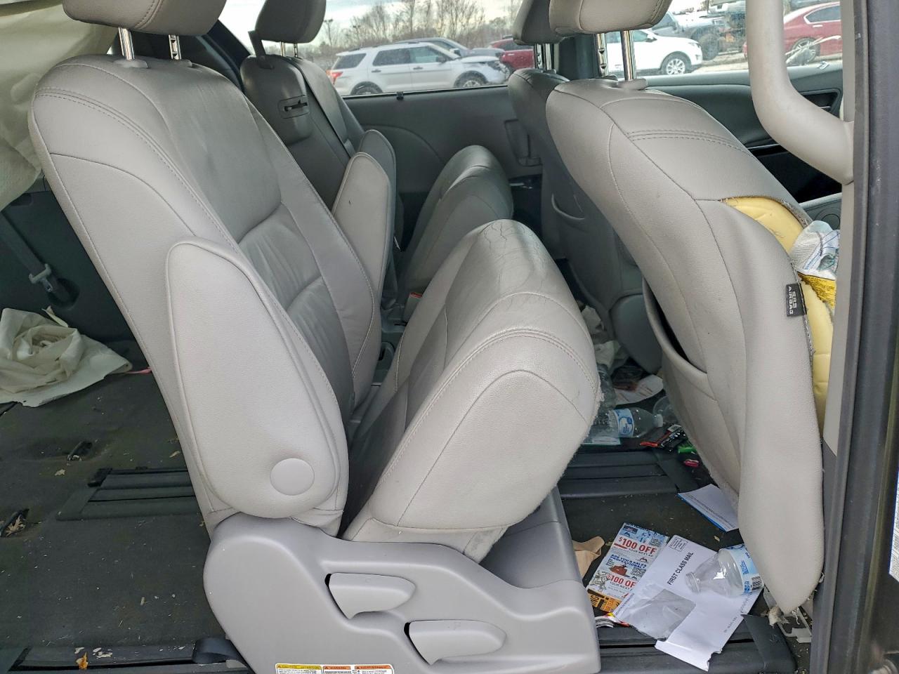 2015 TOYOTA SIENNA XLE photo 11