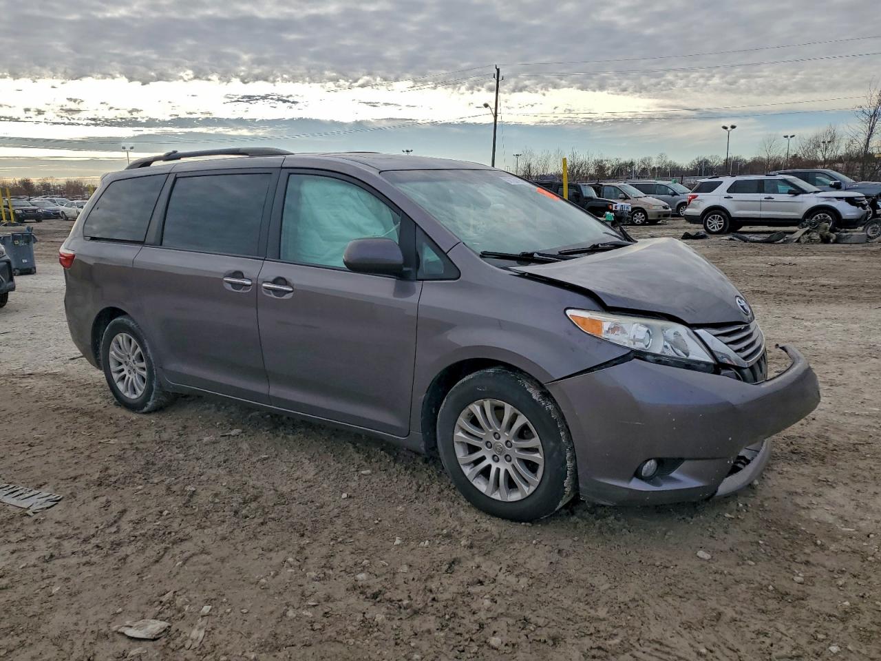 2015 TOYOTA SIENNA XLE photo 4