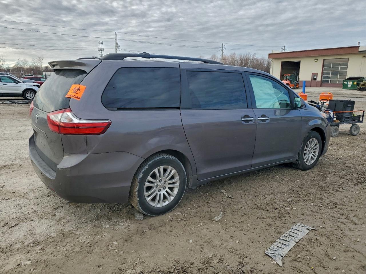 2015 TOYOTA SIENNA XLE photo 3