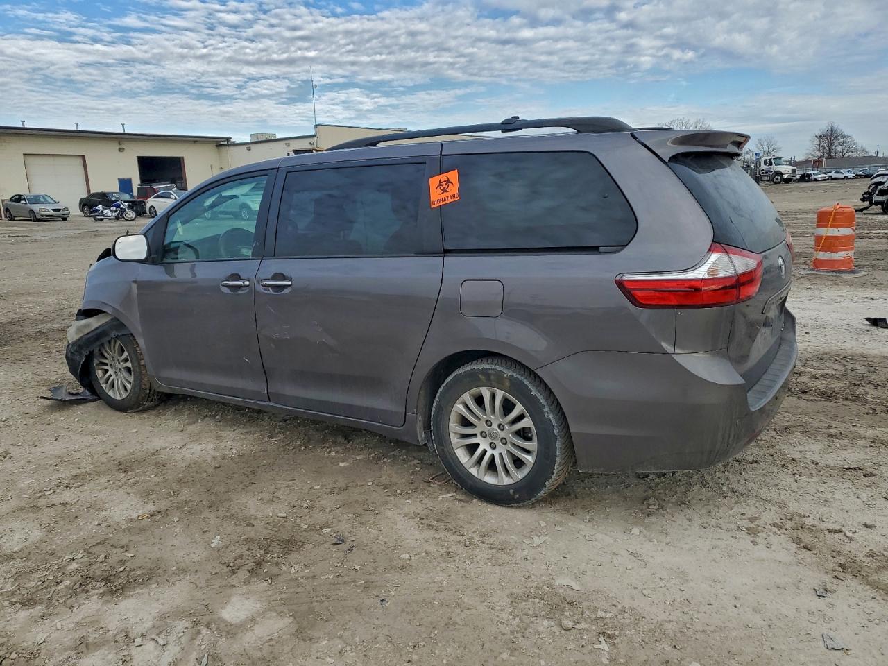2015 TOYOTA SIENNA XLE photo 2