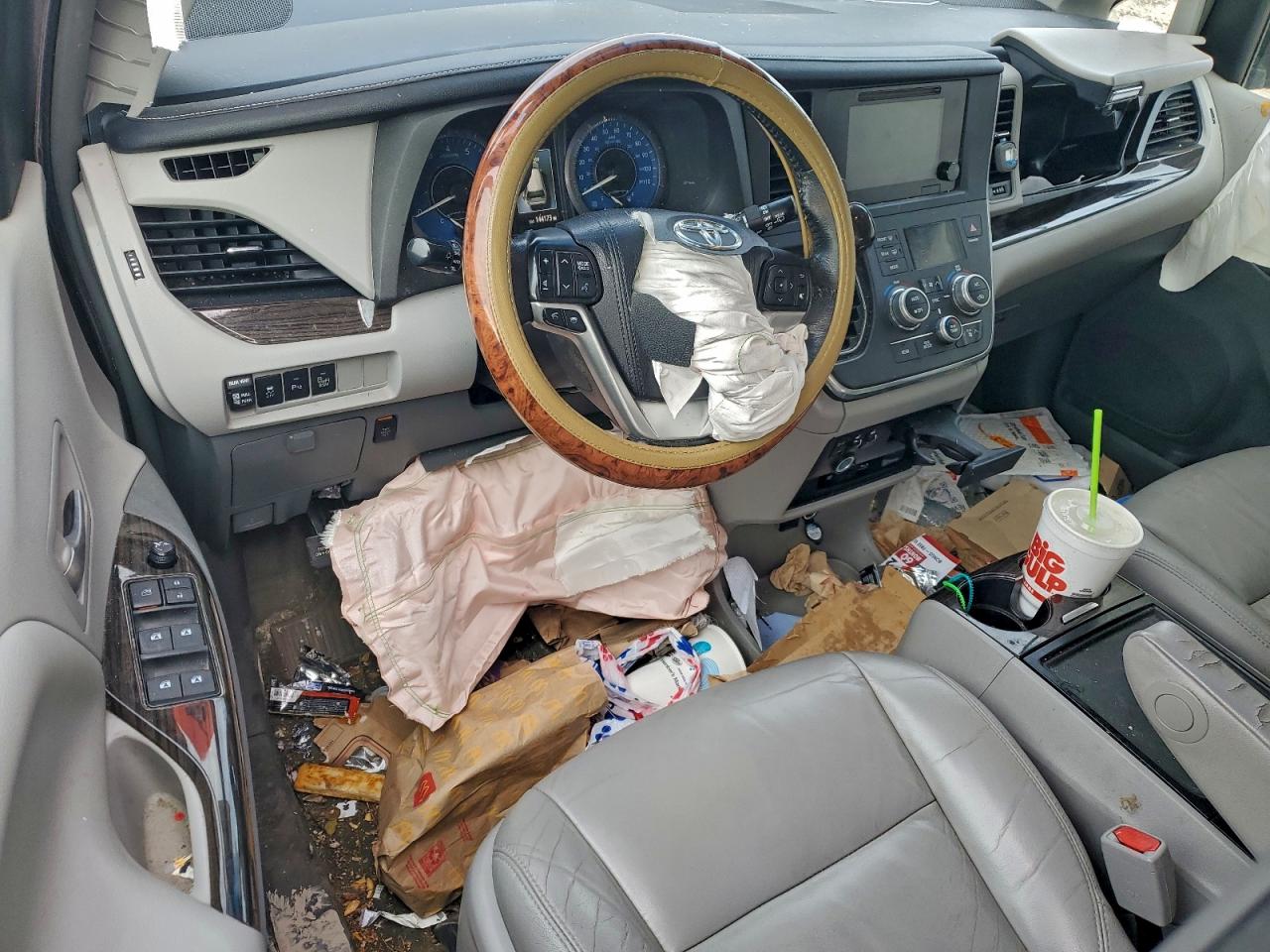 2015 TOYOTA SIENNA XLE photo 8