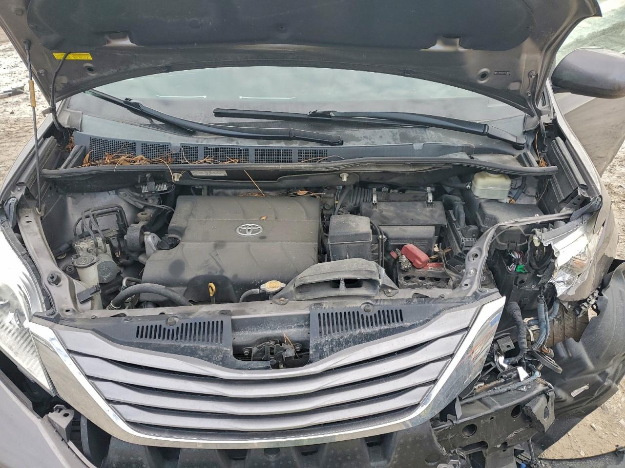 2015 TOYOTA SIENNA XLE photo 12