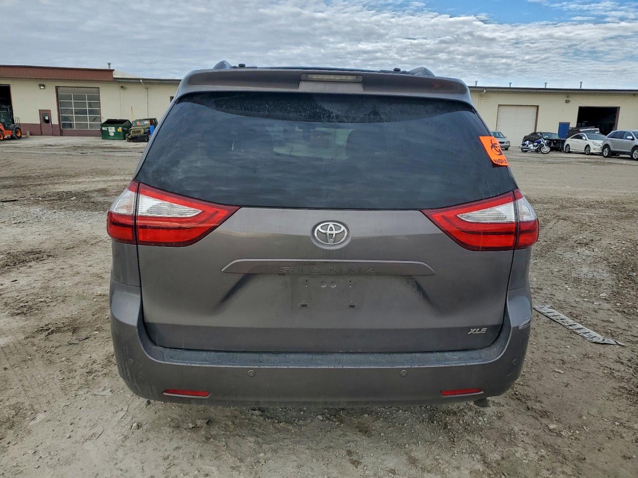 2015 TOYOTA SIENNA XLE photo 6