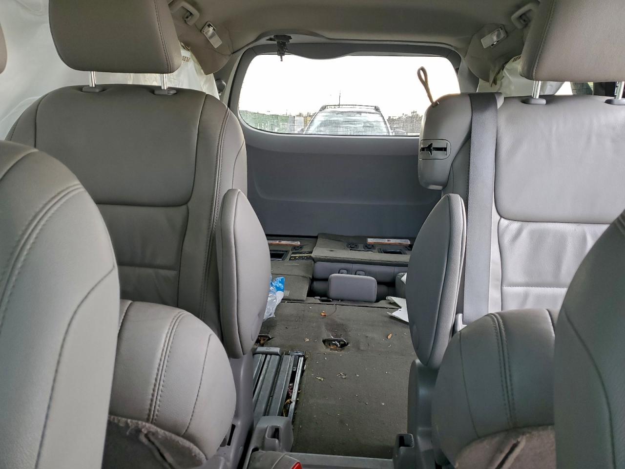 2015 TOYOTA SIENNA XLE photo 10