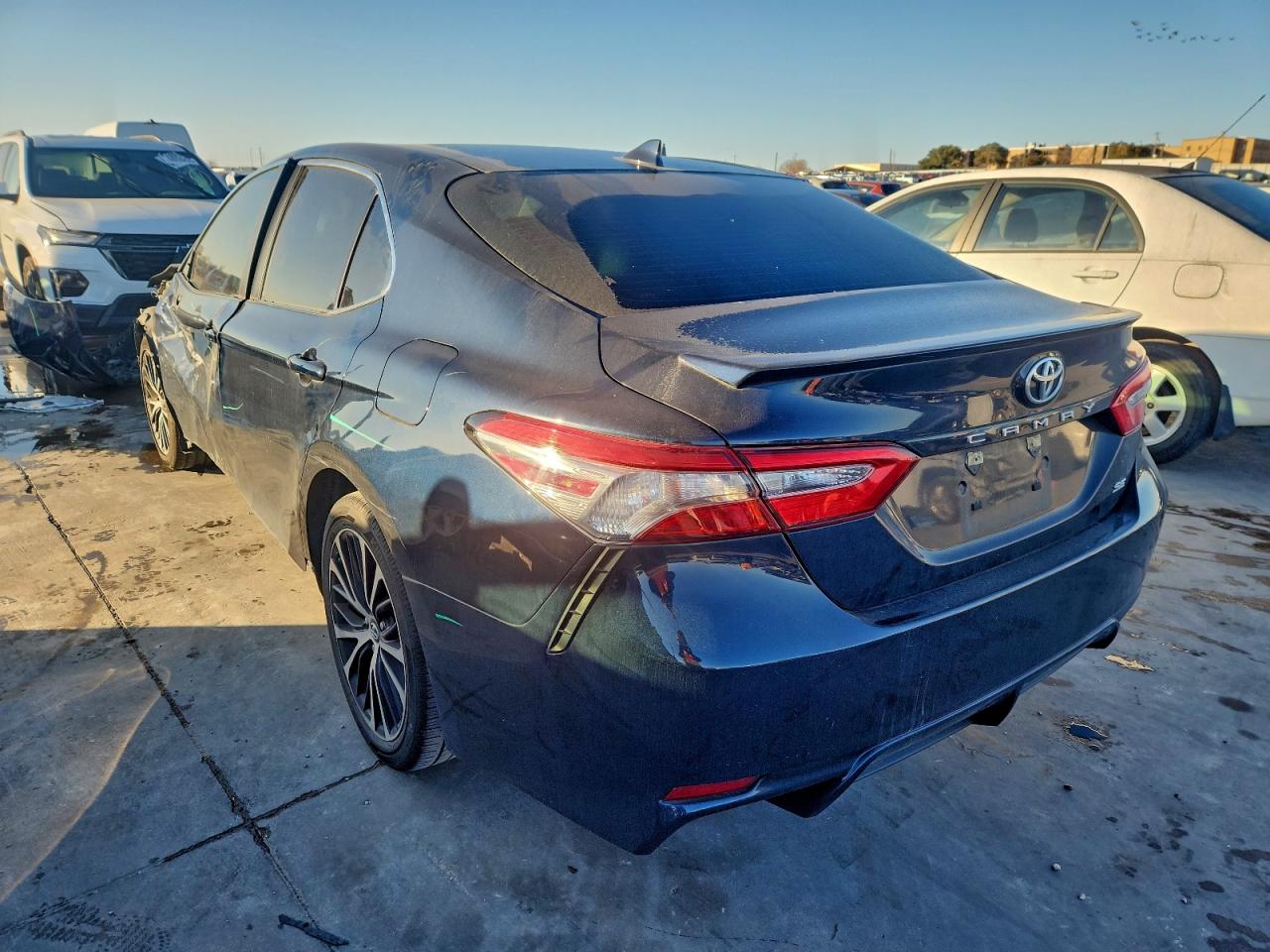 2019 TOYOTA CAMRY L photo 2