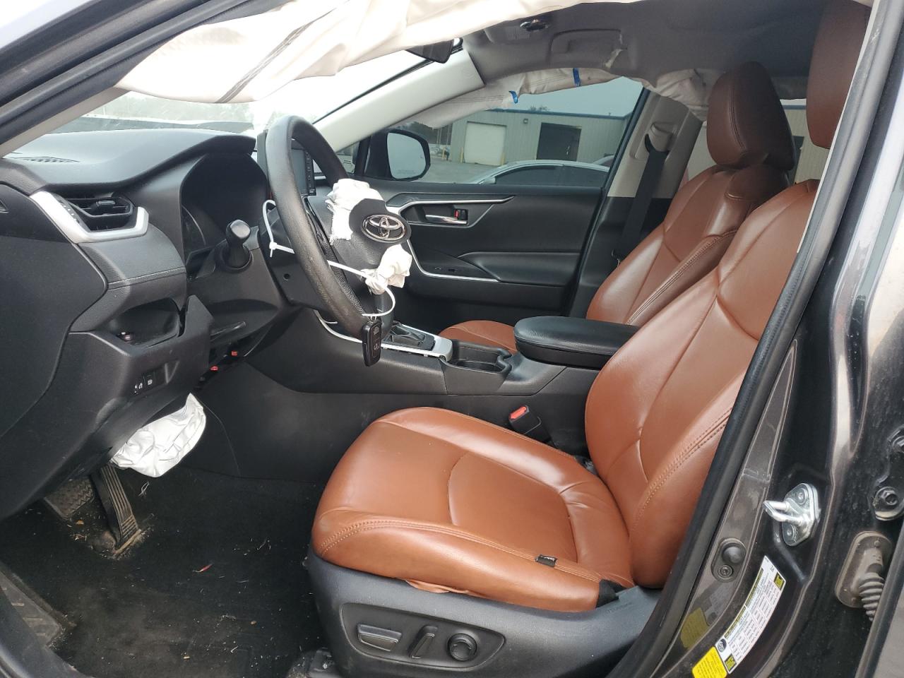 2021 TOYOTA RAV4 XLE photo 7